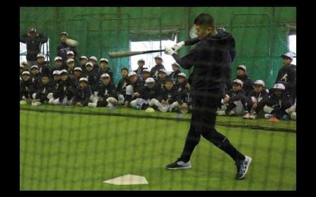 レイズ移籍の筒香、野球少年に打撃の極意伝授　「練習からフルスイングを」