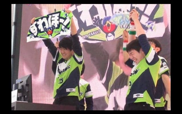 【eBASEBALL】大逆転Vヤクルト「梅野投手が一番強い」　フル回転の右腕に敬礼