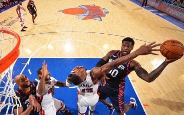 好調ヒートを接戦の末に破ったニックス、祖母を亡くしたジュリアス・ランドルが26得点で大逆転勝利の立役者に