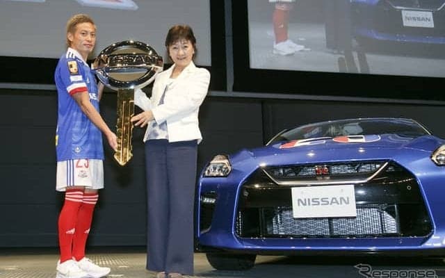 J1優勝の立役者、横浜F・マリノス仲川選手にサプライズ！ 日産が GT-R を贈呈