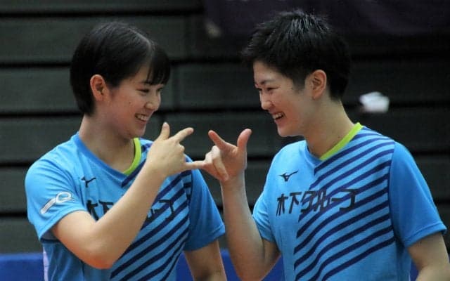 長﨑/木原の世界ジュニア優勝ペアが決めポーズ　女子ダブルス3回戦が終了＜全日本卓球2020＞