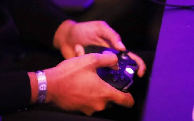 【eスポーツ選手向けセルフケア動画コラム#20】ゲーム疲れに起こる、まぶたの痙攣に効くツボ「陽白（ヨウハク）」