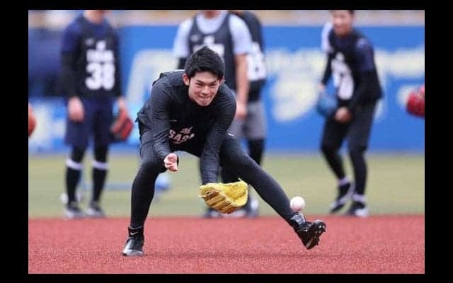 まるで野手…ロッテ佐々木朗が「志願」　ノックで軽快フィールディング披露