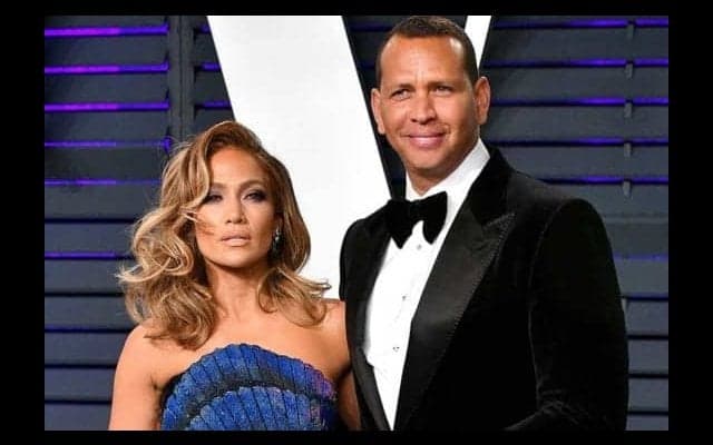 【MLB】J・ロペスがAロッドとドレスアップ姿披露　大胆ドレスで腕組み「パーフェクト」