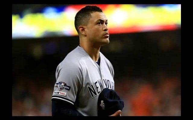 ヤ軍スタントン、美女でベンチプレス!?　衝撃の光景にMLB公式もビックリ