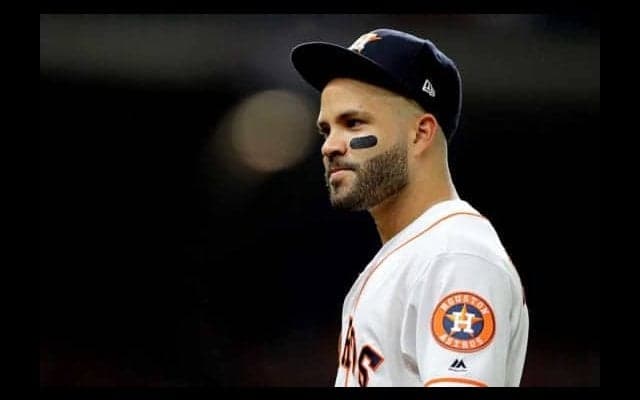 【MLB】アルトゥーベがヘッドホンを付けて…　ドミニカメディアのサイン盗み皮肉写真が話題