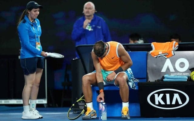 外科手術並みの繊細さ？！ナダルのペットボトル並べ