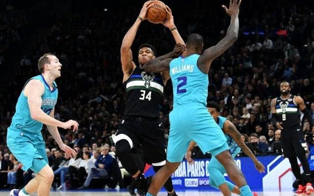 パリで初開催となったNBAゲーム、バックスのヤニス・アデトクンボが貫録のパフォーマンスでホーネッツを撃破