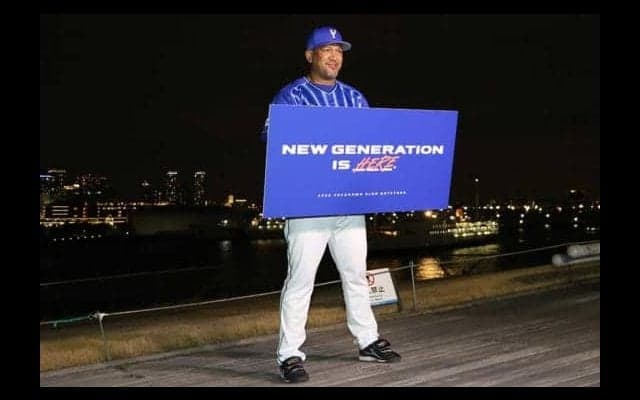 DeNAラミレス監督、新主将の佐野と新ユニ2Sを公開「イッショニガンバリマショウ！」