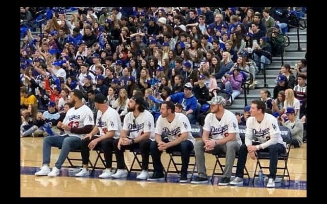 【MLB】ドジャースの23選手が学校訪問　銃乱射事件のあった高校訪れ生徒と交流