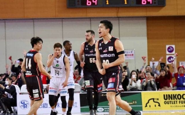 勝負を決定づけた合田怜の3ポイントシュート、大阪エヴェッサが琉球ゴールデンキングスとの西地区同率首位対決を制す