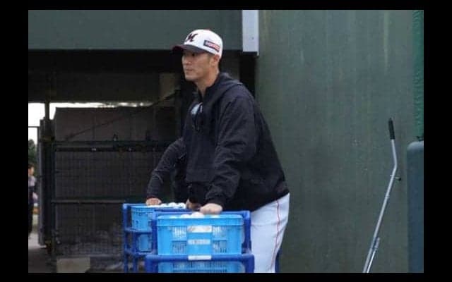 西岡剛がロッテキャンプ地に姿見せる　練習補助員で古巣を強力サポート