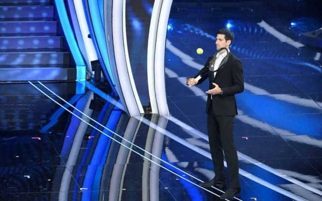 ジョコビッチがスーツ姿で歌う。イタリア語で美声を披露