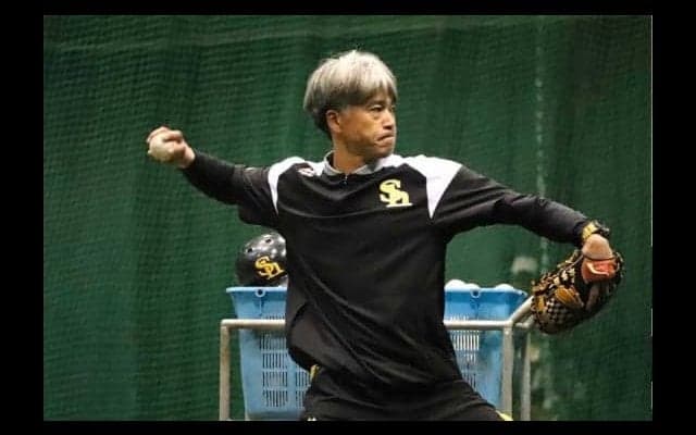 鷹・城島氏が熱投148球！　早出特打で期待の砂川リチャードらの打撃投手務める