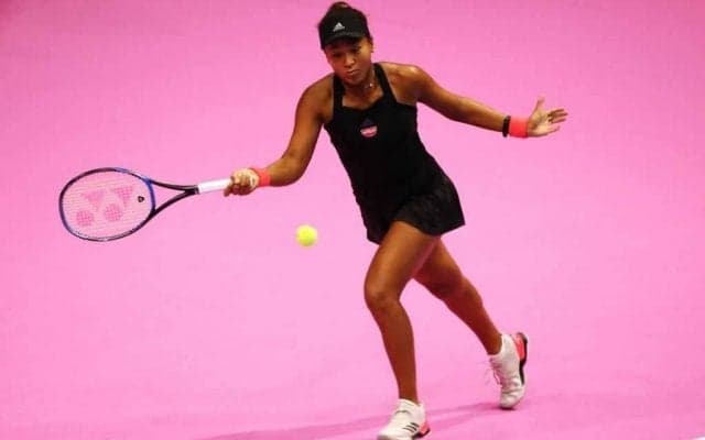 ピンクのテニスコートで乳がんへの関心促進