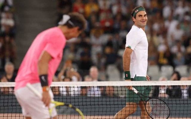 フェデラーがナダルのモノマネを披露。観客を楽しませる