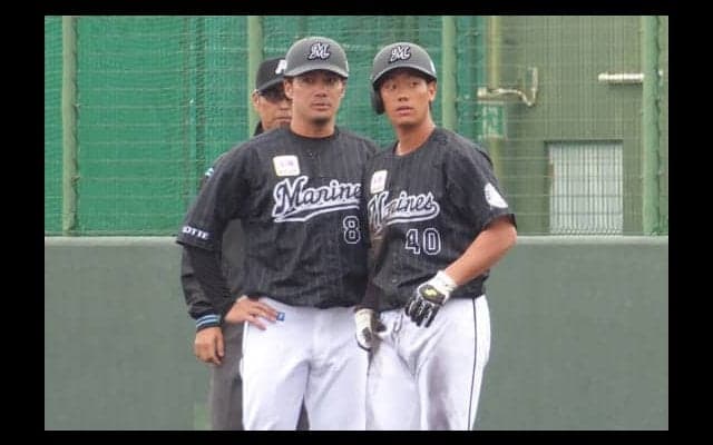 ロッテ31歳伊志嶺コーチ「脳みそフル回転です」　ペン＆メモ用紙を手に奮闘中