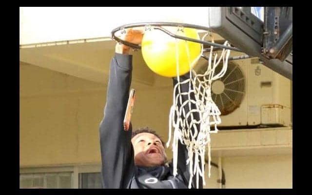 日ハム万波、児童養護施設を訪問しダンクSを披露　同僚・郡も驚愕「八村だ！」