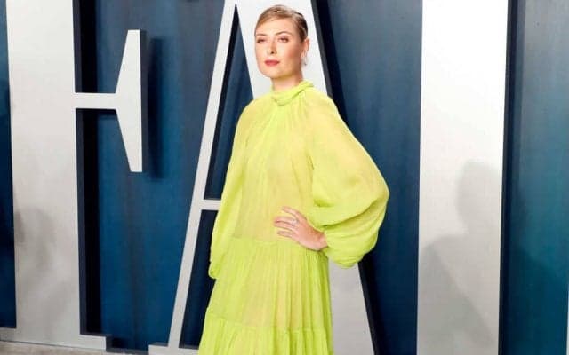 ゴージャスな衣装を着たシャラポワが、恋人とアカデミー賞アフターパーティに出席