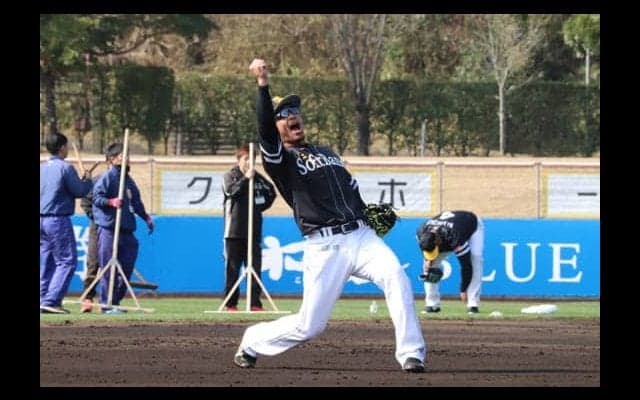 ソフトバンク松田宣は「バットでゴルフ」？　東浜との2ショットにファン驚愕