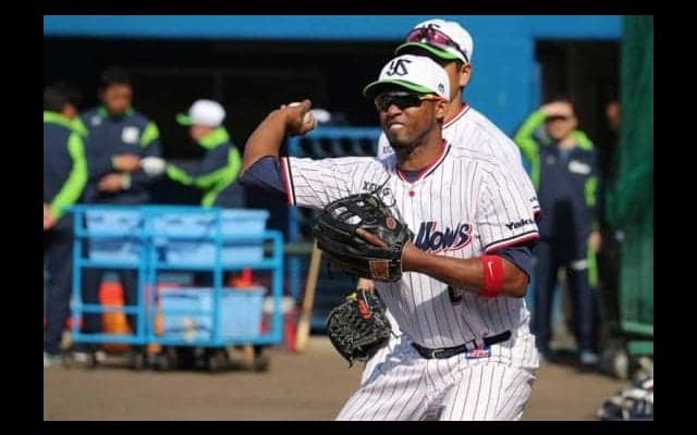 燕新助っ人エスコバー、バット折りながら実戦初安打　「ラッキーがあるのが野球」
