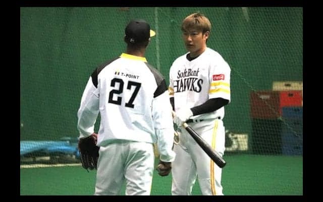 鷹グラシアルがキャンプ合流　工藤監督が語るバレンティンとの併用プランは…
