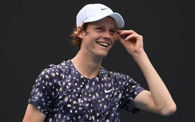 ボールキッズたちがセンターコートで可愛らしいラリー。アクシデントによる中断で