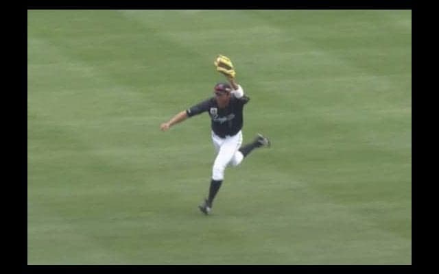 ロッテ福田秀、古巣相手にいきなり超美技　鷹・周東の安打性の打球をもぎ取る