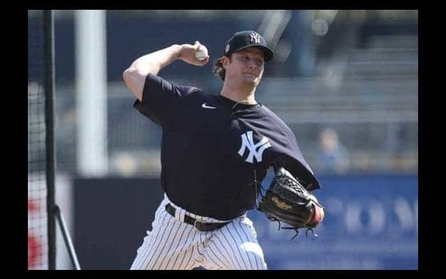 【MLB】354億円男コール、美人妻と“ピンストライプ2S”を披露　ファン称賛「1番かわいい」