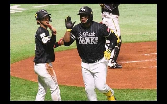 鷹バレンティン、OP戦初アーチも4回の激走生還を自賛「あんないいプレーを続けたい」