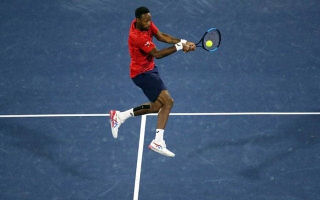 屋上から中庭、そしてスタジアムへ！モンフィスらの驚異の長距離トリックショット