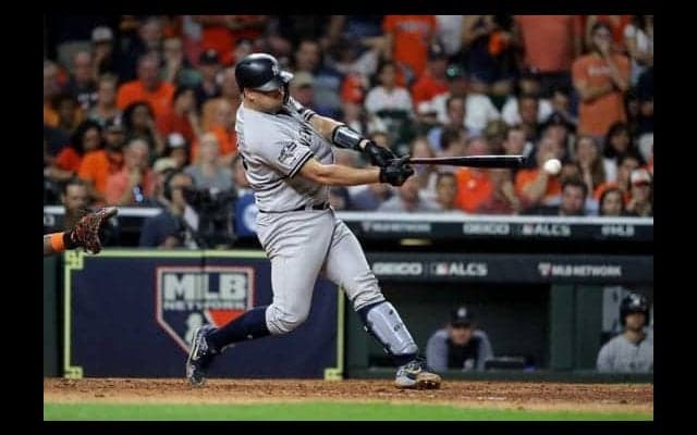 【MLB】ありえないバット飛ばしに球場騒然！　ファンの奇跡的キャッチ動画が話題「ワオ」