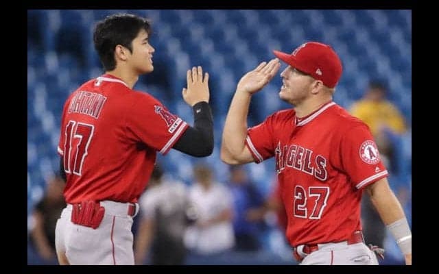 【MLB】大谷翔平を後ろからハグ！　トラウトとの2Sにファン悶絶「なんてかわいいの」