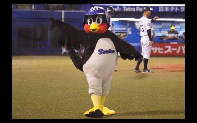 燕つば九郎が無観客試合に黒マスク姿で存在感　時事ネタ大喜利にファン「世界最強」