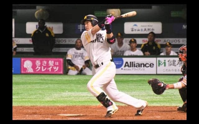 鷹・松田宣、1試合2発となる3ラン　無人の右翼席へ2度の熱男パフォ