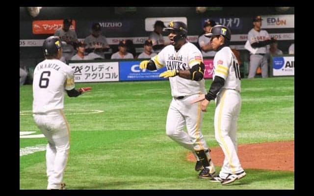 鷹バレンティン“予告特大弾”の舞台裏　G石井コーチとの間にある燕時代の思い出