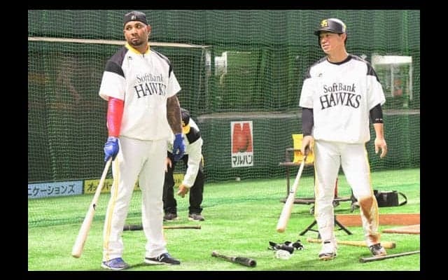 鷹バレンティンの“モノマネ”に本人も笑顔　長谷川勇のルーティンを“完コピ”