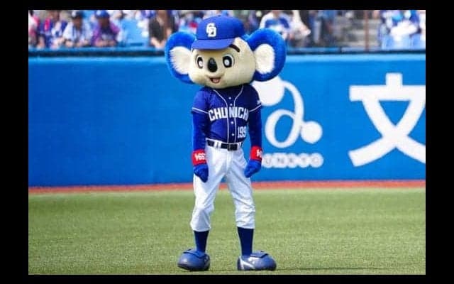 中日ドアラ先生がマジメに「おしごと」　無人のナゴヤドーム客席での球拾いが話題