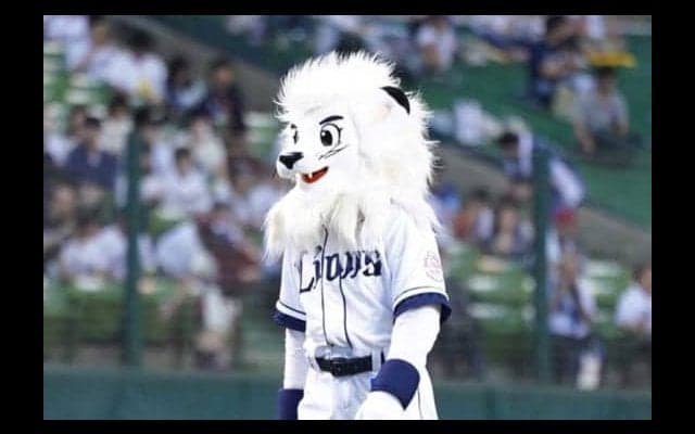 西武マスコットのレオが“ピンチ”!?　ファウルがあわや直撃のヒヤヒヤの瞬間が話題に