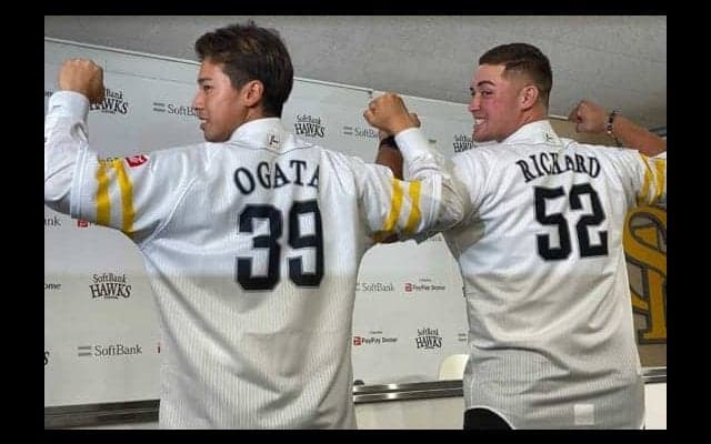 支配下昇格の鷹リチャードが爆笑会見　まず尾形に電話、後ろの座席で「僕にもあるんじゃ…」