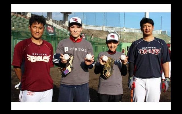 楽天銀次＆浅村も「よく捕るね」と驚き　本塁打キャッチに挑んだ野球女子と球歴15年捕手