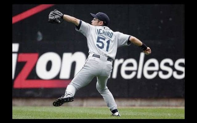 イチローが「球界に衝撃を与えた」伝説のレーザービーム　MLB公式の“史上最高送球”に