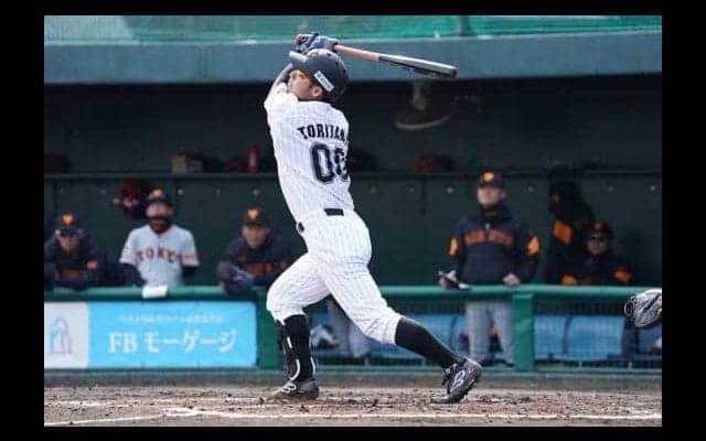 ロッテ鳥谷、実戦初打席は三邪飛　「3番・遊撃」でデビュー、いきなり軽快守備も