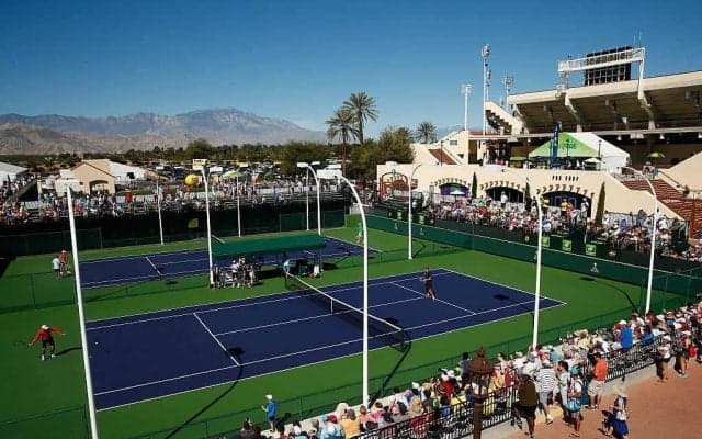 窓越しにテニス？外出自粛の中、独自の方法で遊ぶ人たち