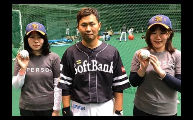 タカガール2人が憧れ鷹・中村晃の“お手伝い”　「フリーRUNS」で打撃練習の球置き体験
