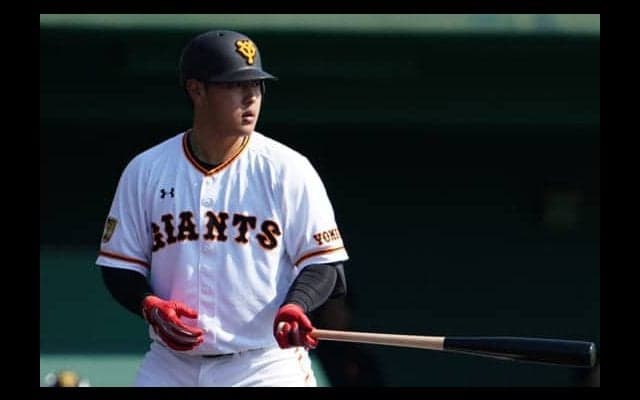 巨人岡本の“天井直撃打”にDeNA騒然　結果は三飛