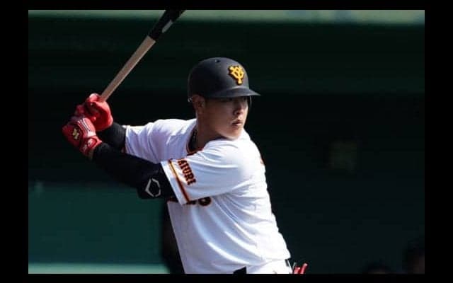 巨人の4番岡本が特大先制弾放つ　2回にDeNAピープルズから左中間中段に叩き込む