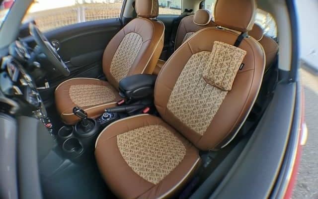 MINI高知、「高知の財布」との特注コラボ車両を展示販売