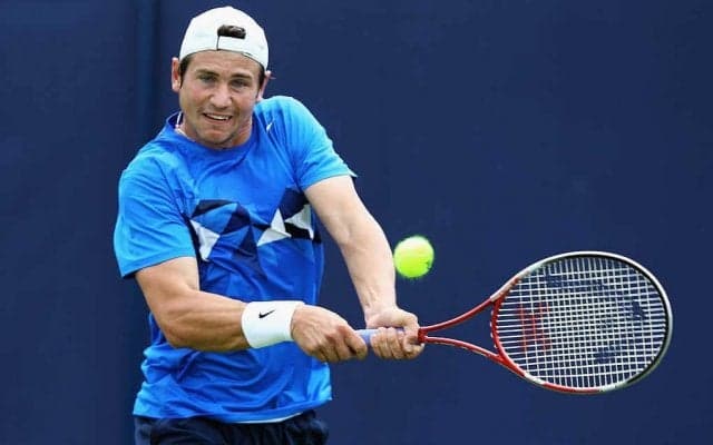 鳥人の息子が舞う！大きく下がりながらの背面ボレー【2012年マイアミ名プレー】