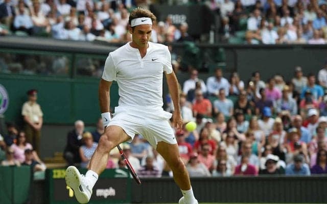 フェデラー 雪が降るなかで壁を相手にトリックショットを連発